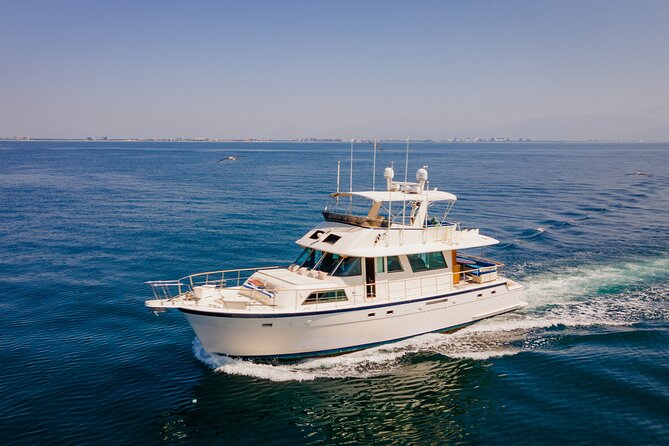 Hatteras 58-61' Luxury Yacht in Puerto Vallarta & Nuevo Nayarit - Three levels, woodwork, and real space to relax