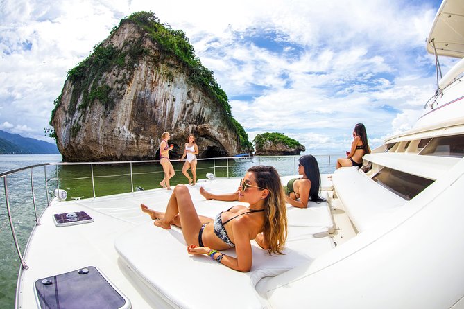 Luxury Yacht & Snorkel with All inclusive Open bar and lunch - Snorkeling setup: gear provided, but the ocean controls the session