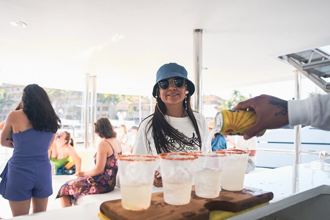 Private Yacht Charter Chica Fun 6 waterslides in Puerto Vallarta - Open bar and snacks, the kind of inclusions that change the vibe