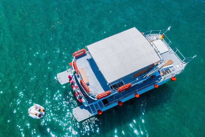 Private Yacht Charter ChicaFUN 5 Waterslides All Inclusive - The all-inclusive package: waterslides, open bar, and included gear